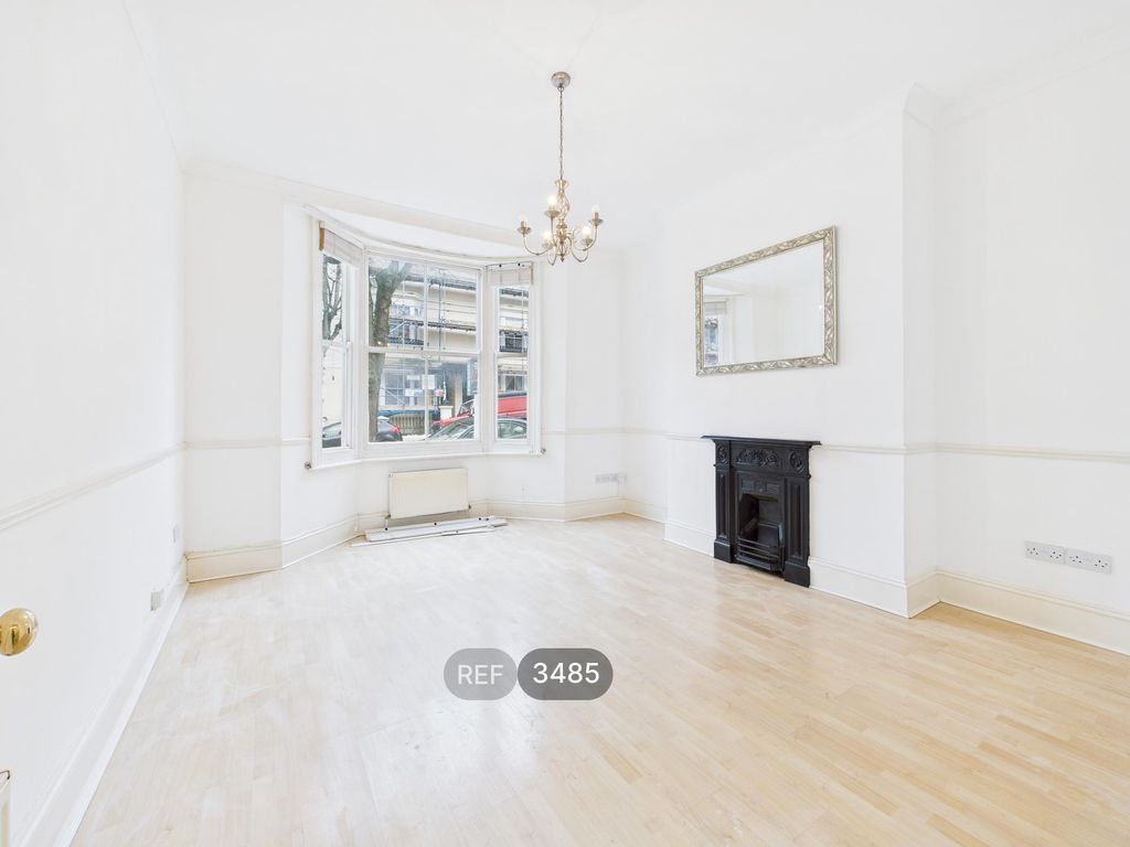 Property photo 3 of 7 Living Room