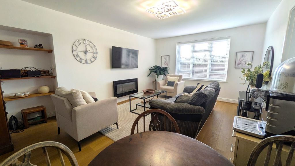 Property photo 3 of 17 Living Room (2)