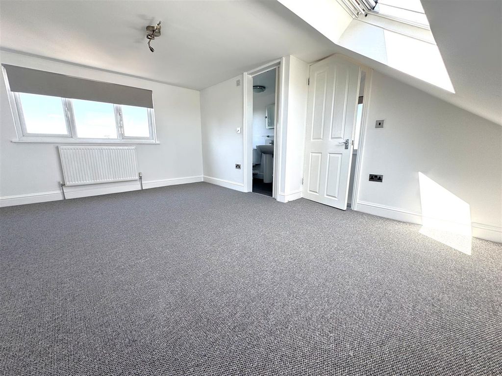 Property photo 1 of 17 Bedroom One (Loft Conversion)