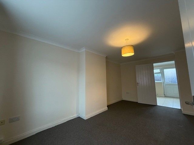 Property photo 3 of 10 Lounge