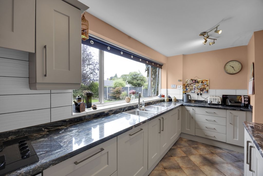 Property photo 3 of 17 Kitchen Emilydimelowewemovewhitchurchandnantwich (