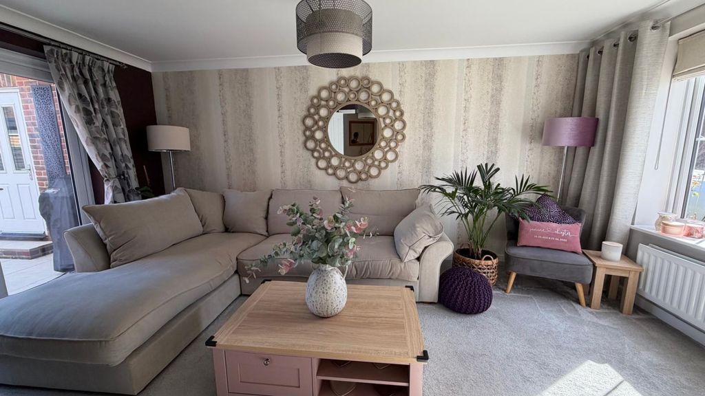 Property photo 3 of 13 Ewemove Estate Agents Basingstoke