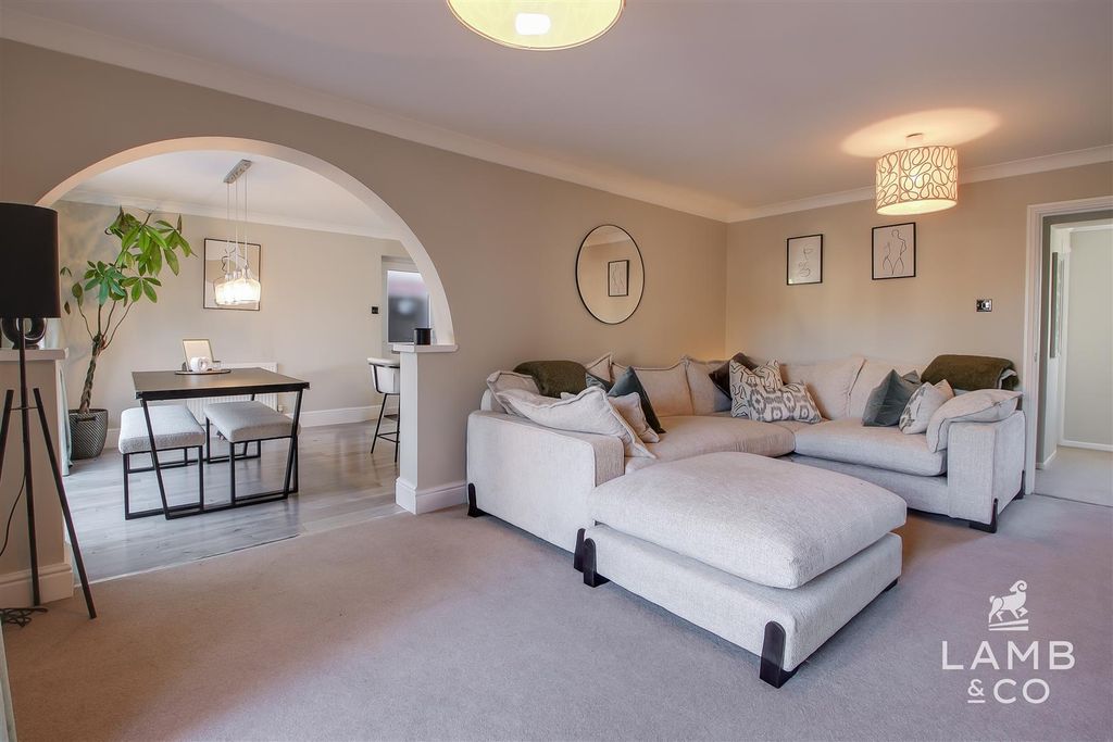 Property photo 2 of 31 Lounge