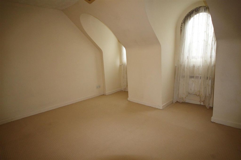 Property photo 3 of 8 15 Parish House Bedroom.Jpg