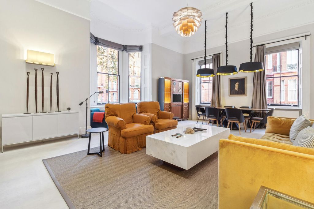 Property photo 3 of 20 Living Room