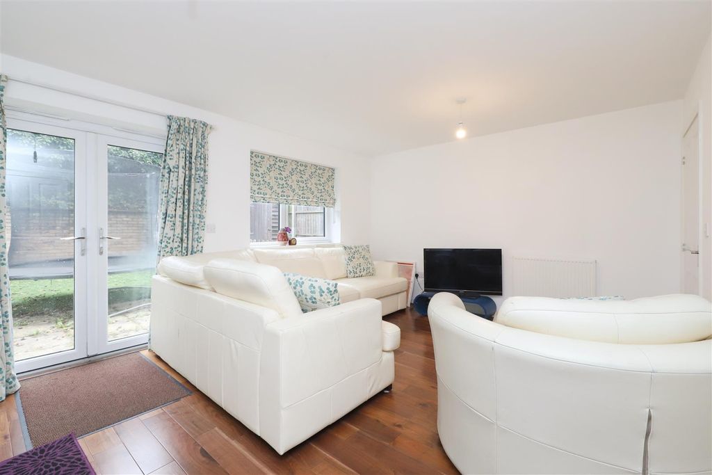 Property photo 3 of 13 Avedon Close