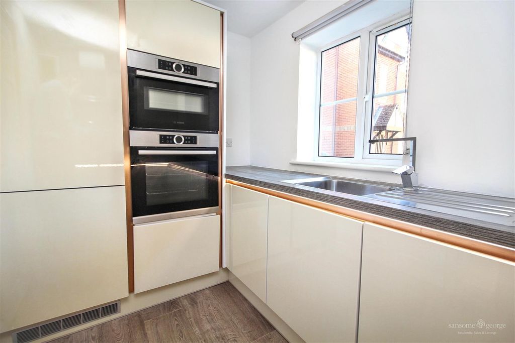 Property photo 3 of 12 Kitchen