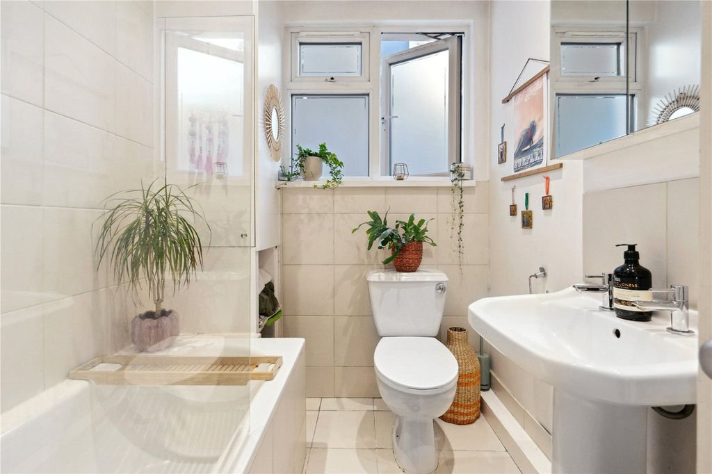 Property photo 2 of 9 Bathroom
