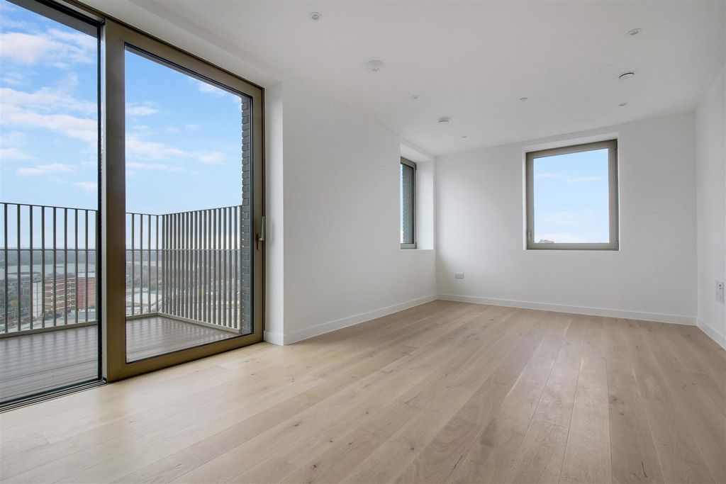 Property photo 1 of 12 Wayne & Silver