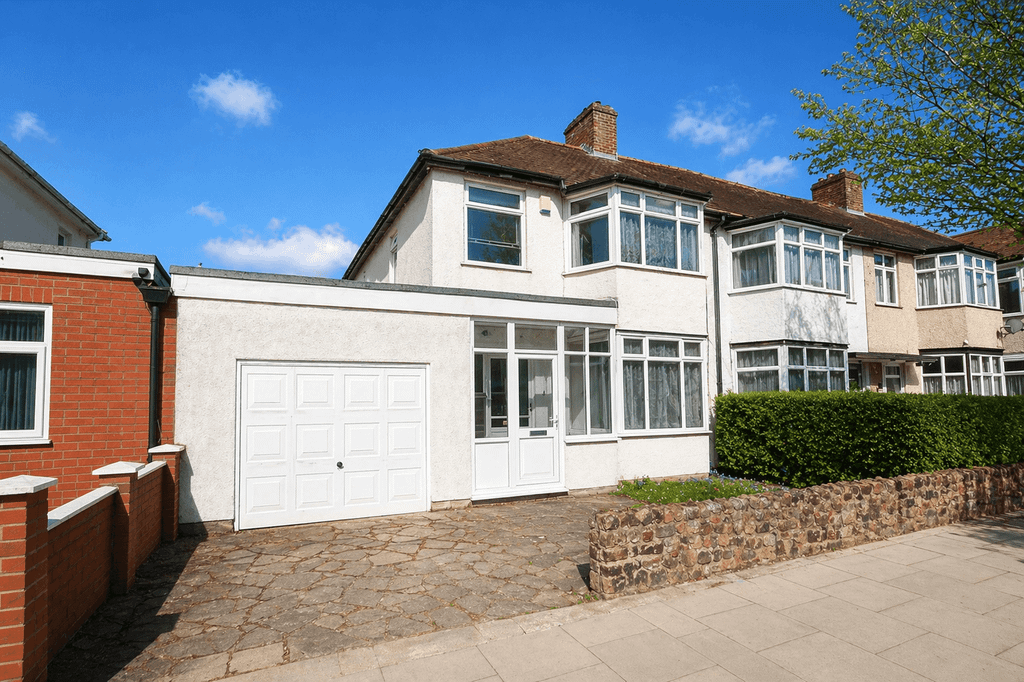 Property photo 1 of 12 Sudbury Heights Avenue, Greenford, Middlesex Ub6