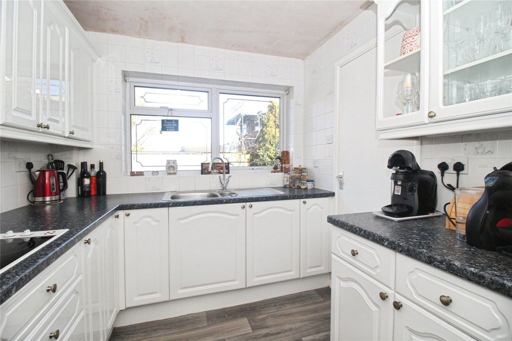Property photo 2 of 15 Fitted Kitchen