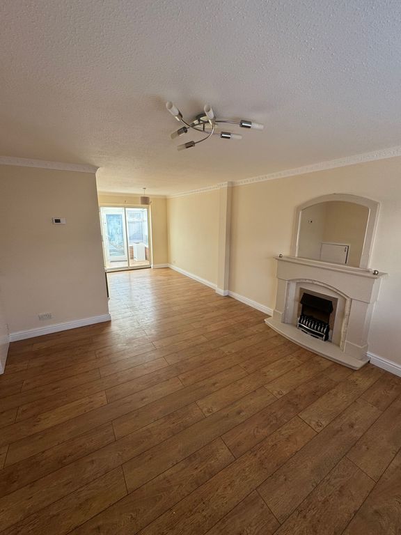 Property photo 3 of 17 Lounge