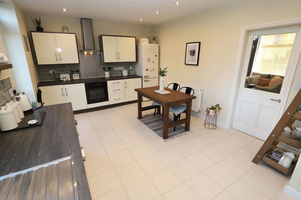 Property photo 3 of 28