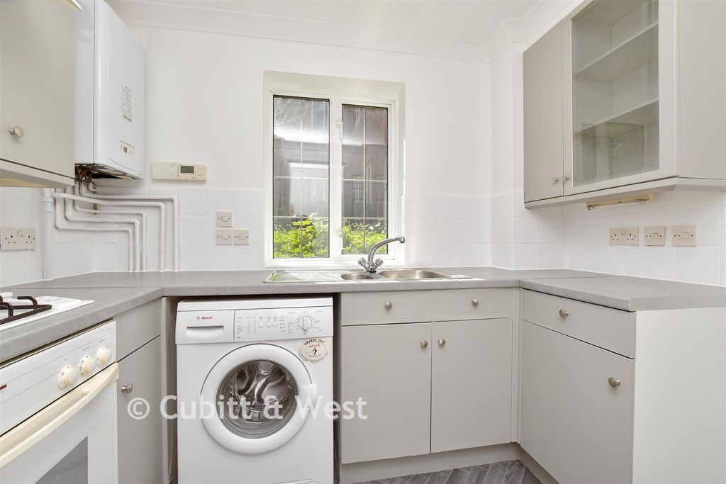 Property photo 3 of 11 Kitchen