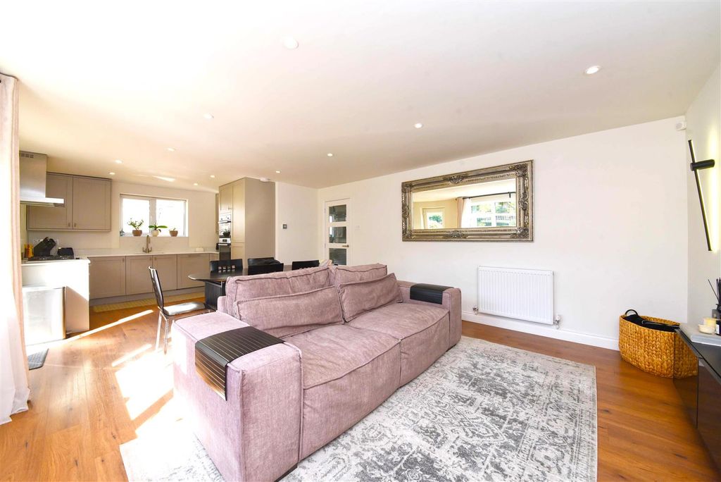 Property photo 1 of 10 11A_Lincoln_Road_Pic_4.Jpg