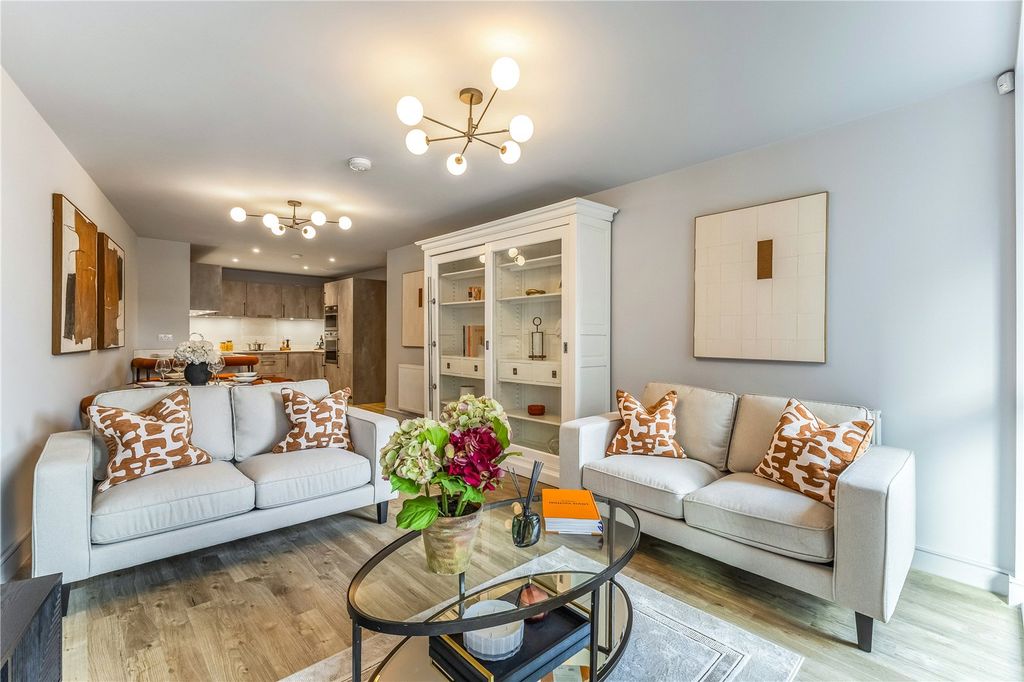 Property photo 3 of 21 Show Apartment