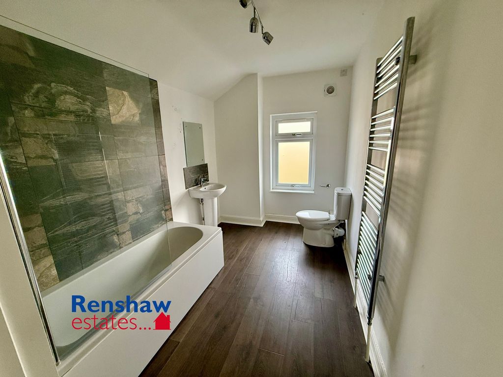 Property photo 3 of 11 Bath