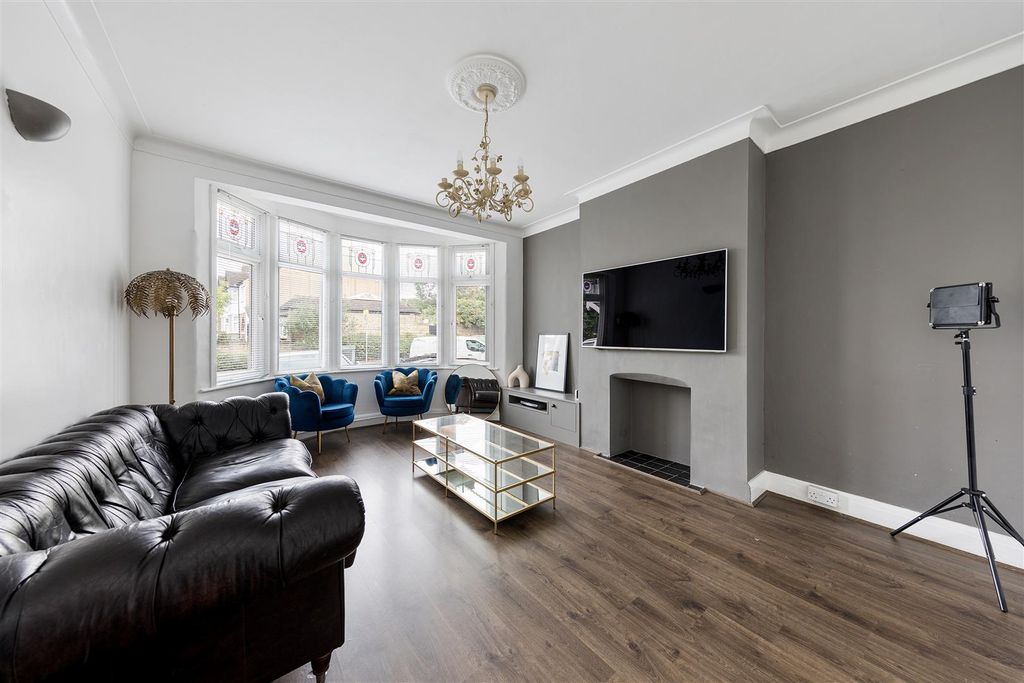 Property photo 2 of 34 Hale End Road, Ig8
