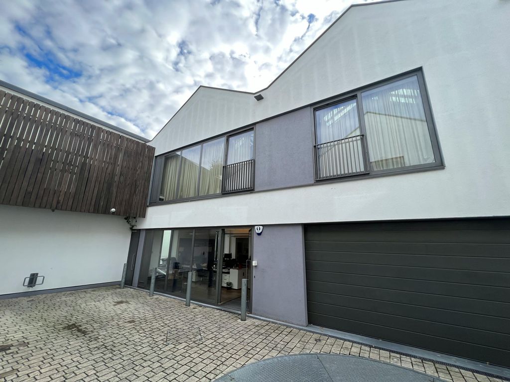 Property photo 1 of 6 External