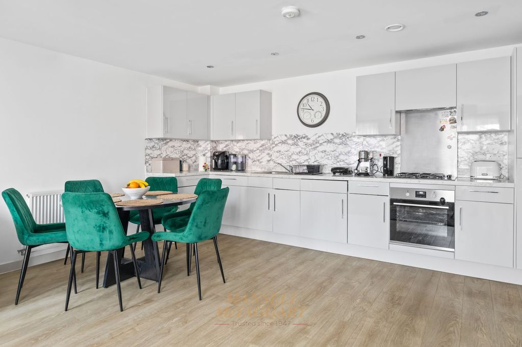 2 bed flat for saleMoore Road, Crawley RH10 photo 5