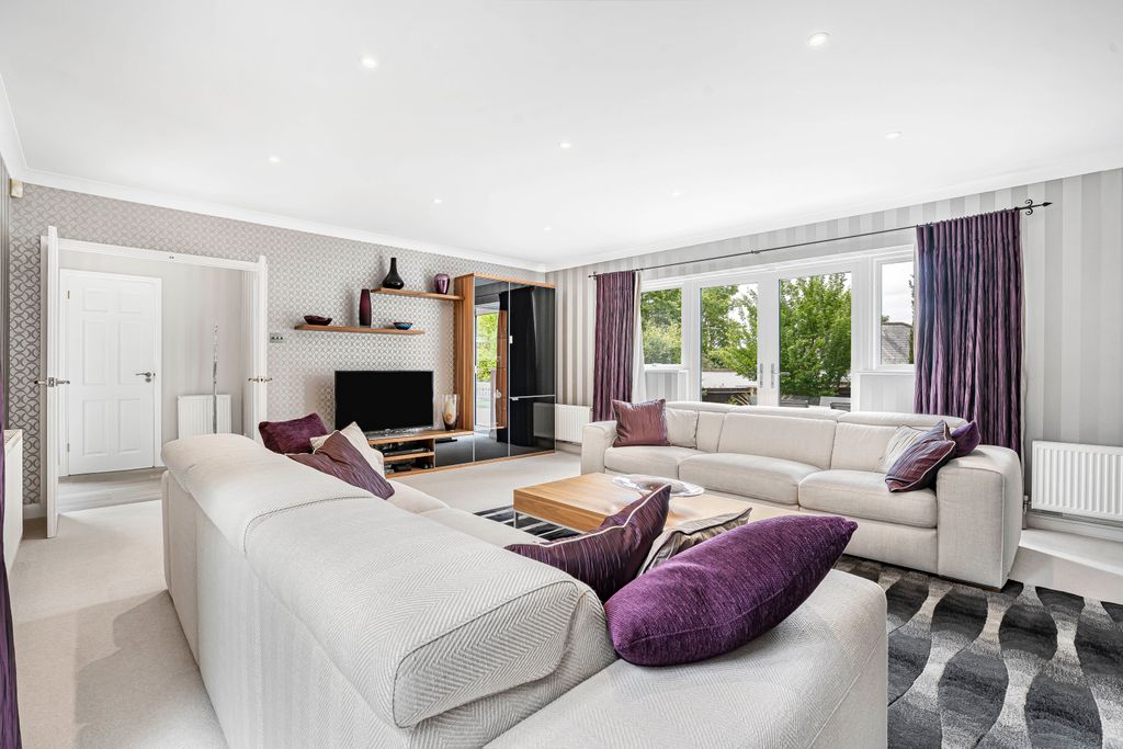 Property photo 3 of 28 Living Room