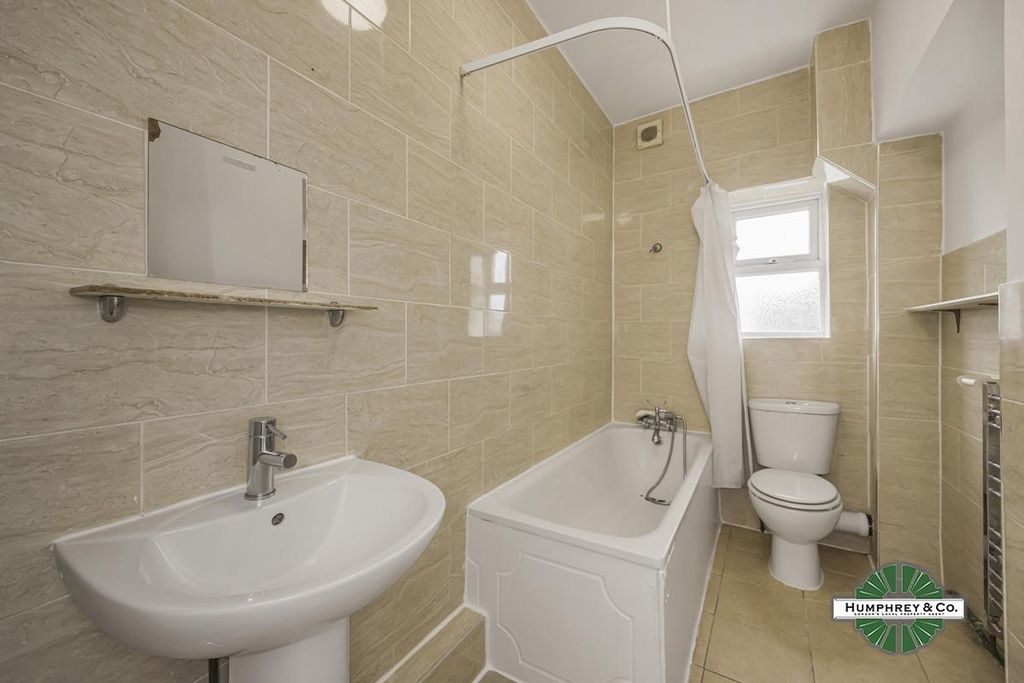 Property photo 3 of 11 Hoe Street -005 (1).Jpg