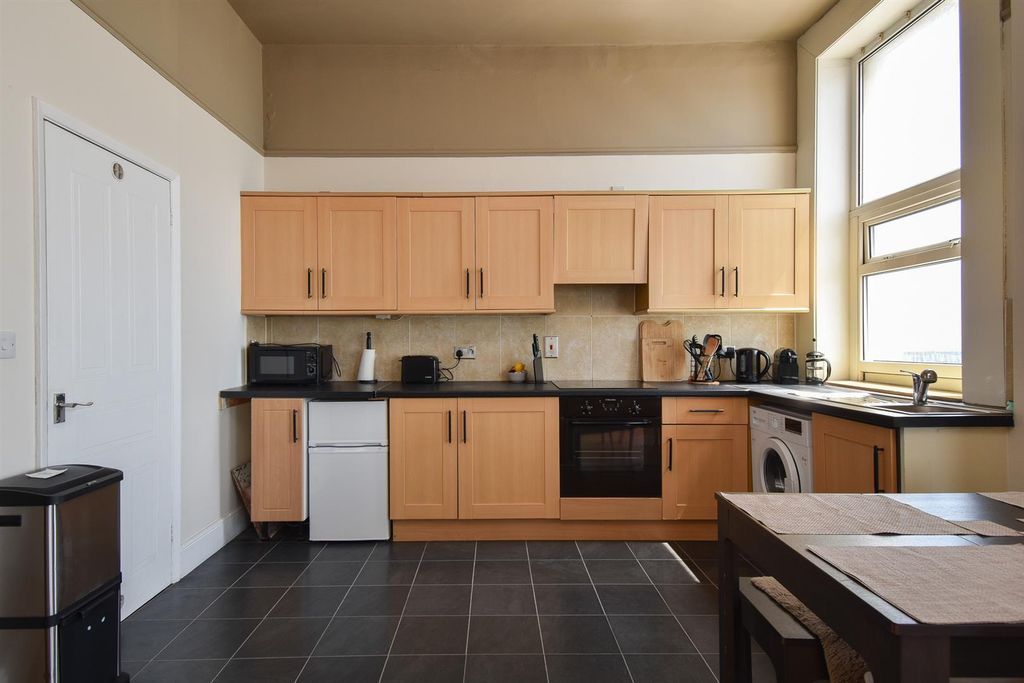 Property photo 3 of 14 Kitchen