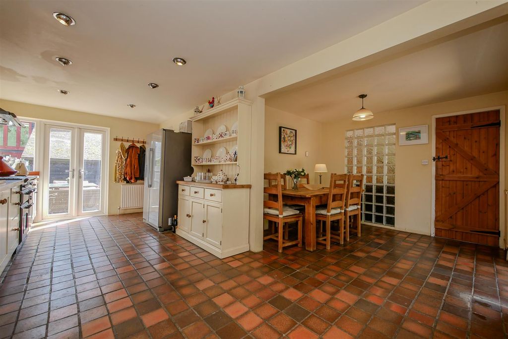 Property photo 3 of 23 Kitchen/Dining Room