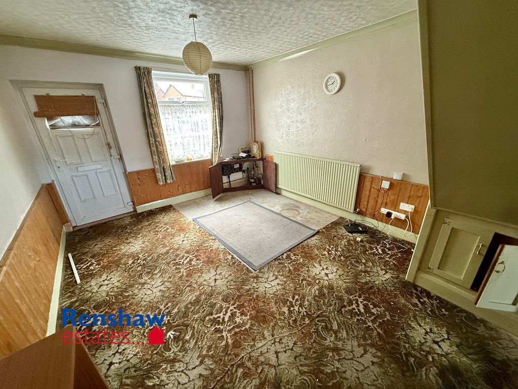 Property photo 2 of 9 L