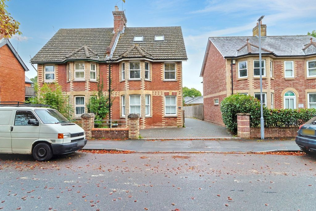 Property photo 1 of 19 22 Station Road, Wimborne, Bh21 1Rg