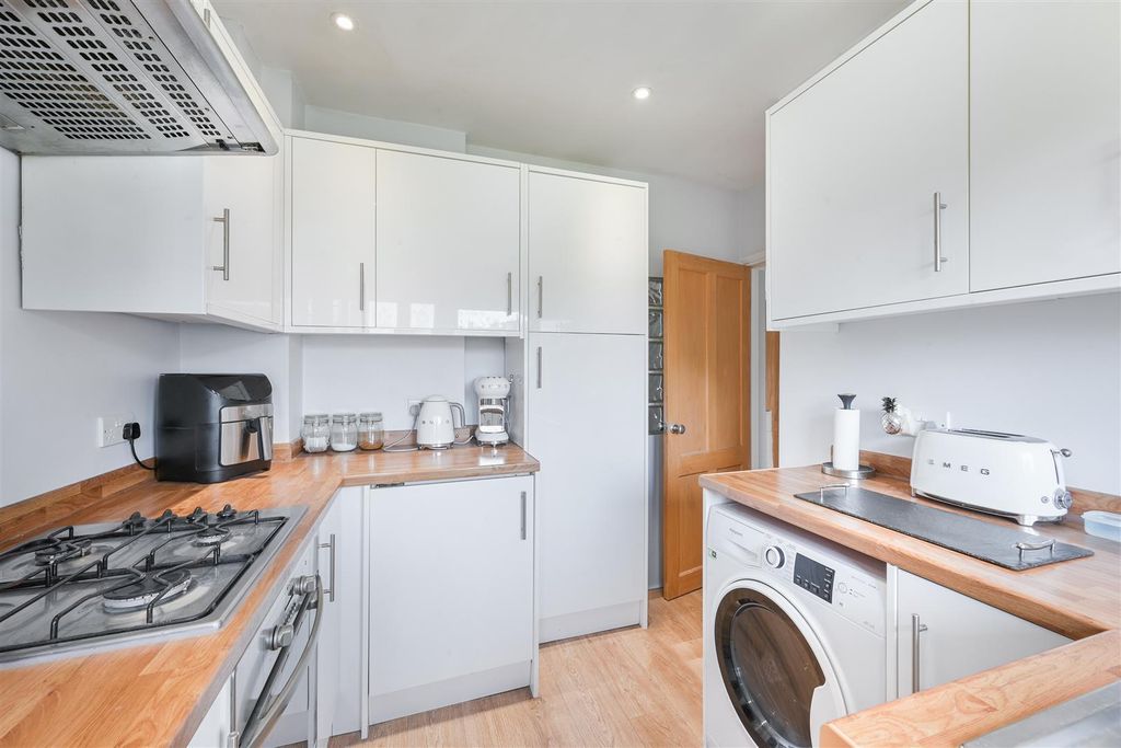 Property photo 3 of 10 Kitchen