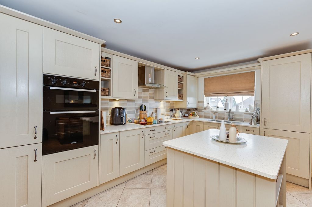 Property photo 2 of 32