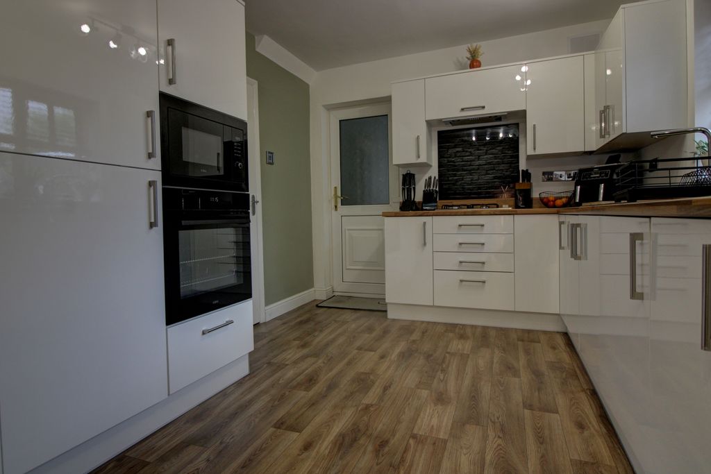 Property photo 3 of 16 Kitchen