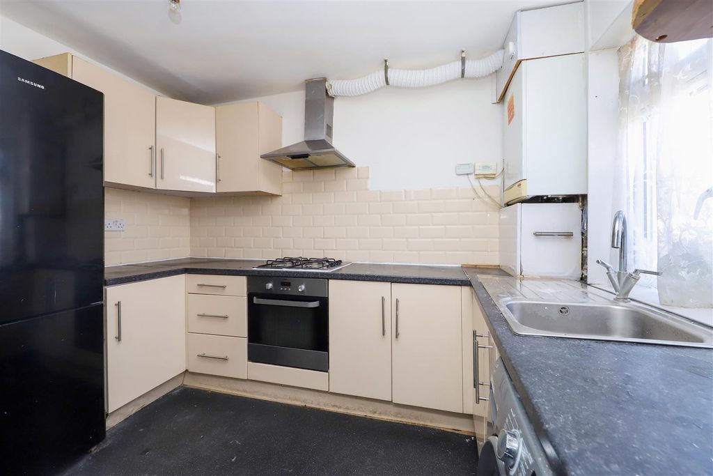 Property photo 3 of 12 Kitchen