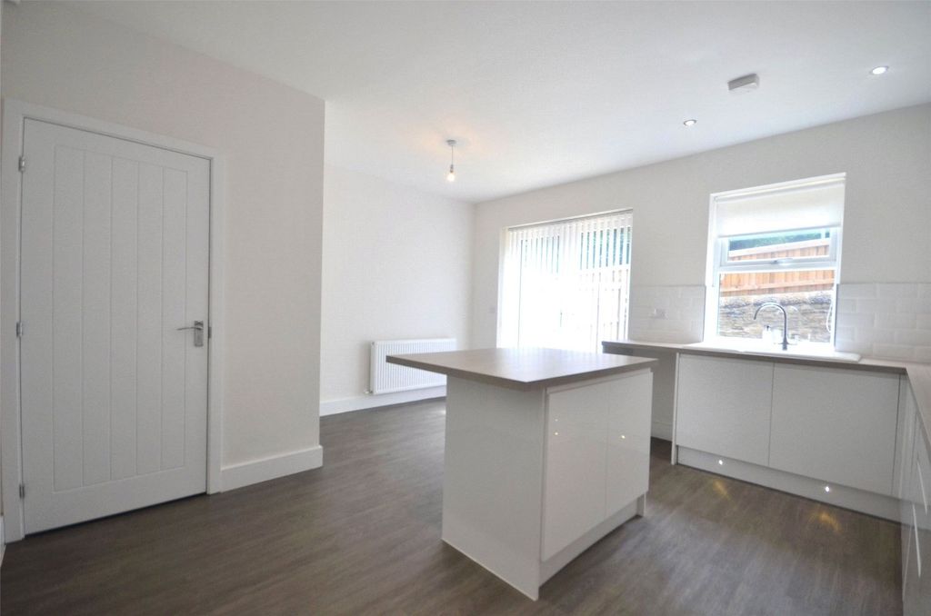 Property photo 2 of 10 Dining Kitchen