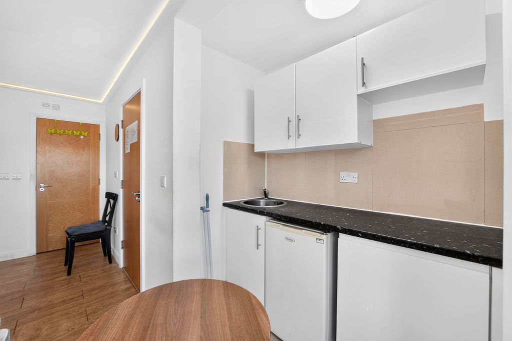 Property photo 3 of 8 Pbox-Img.Jpg