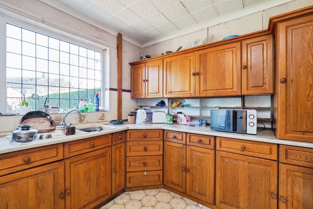 Property photo 2 of 11 Fitted Kitchen