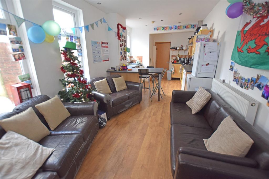 Property photo 2 of 14 Lounge - Kitchen.Jpg