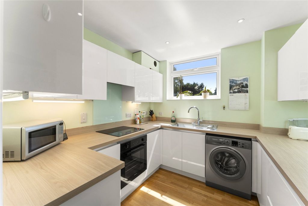 Property photo 2 of 16 Picture No. 27