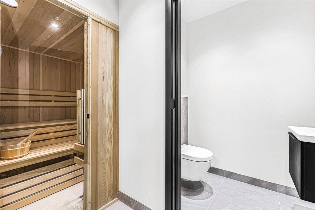 Additional image 13 of 6 bed detached house to rentRosebury Close, Goffs Oak, Waltham Cross, Hertfordshire EN7