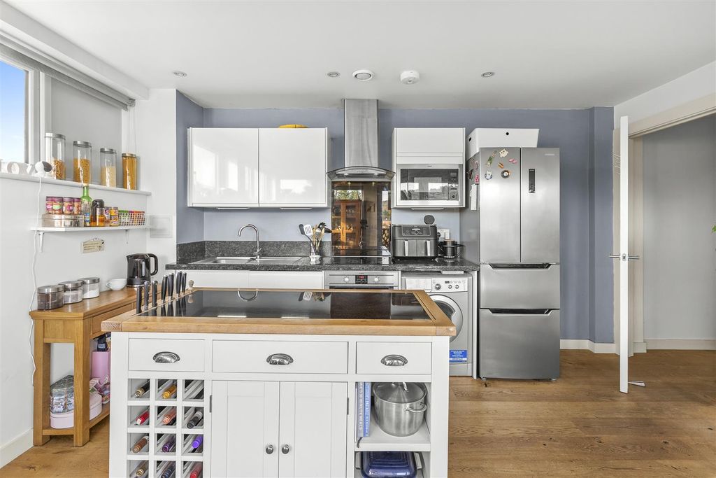 Property photo 3 of 10 Kitchen