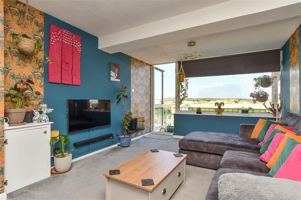 Property photo 1 of 12 Lounge