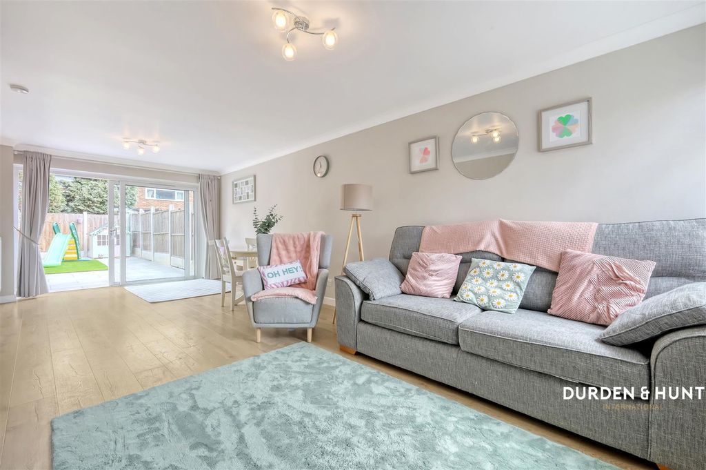 Property photo 2 of 20 Duxford Close