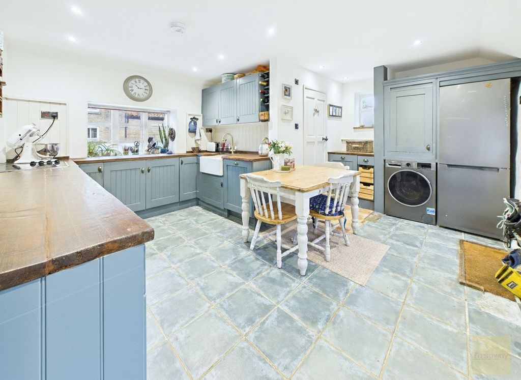 Property photo 3 of 21 Kitchen