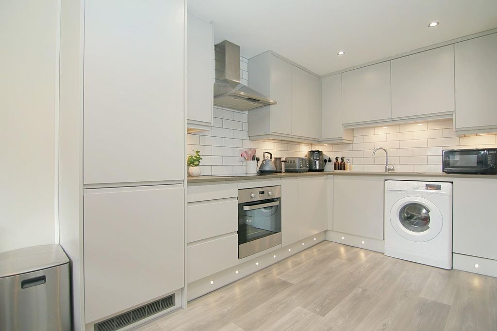 Property photo 3 of 11 Dining Kitchen