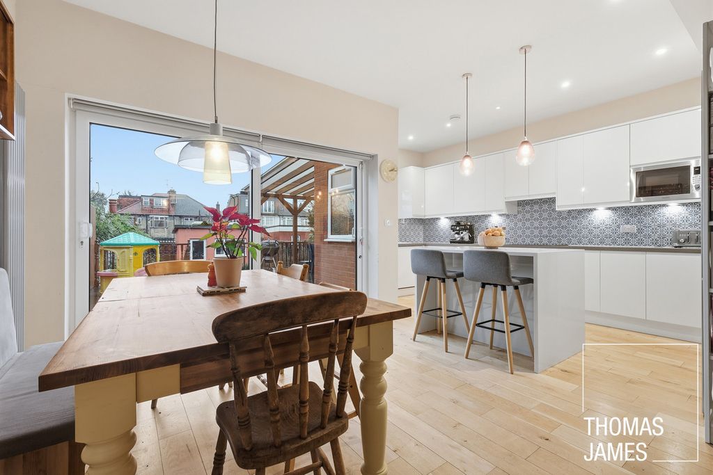 Property photo 1 of 28