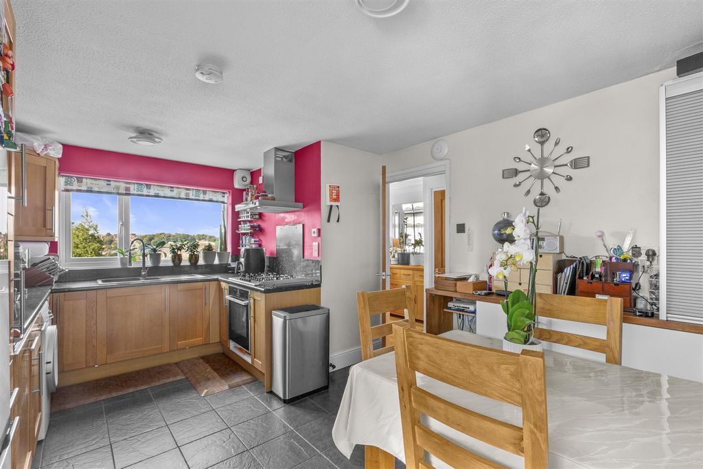 Property photo 3 of 15 33 Brecon Way, Hp13 5Nn-1.Jpg