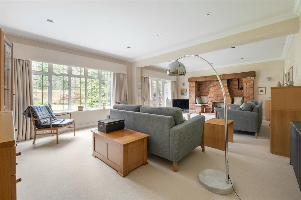 Property photo 2 of 29 Woodman Lane, E4