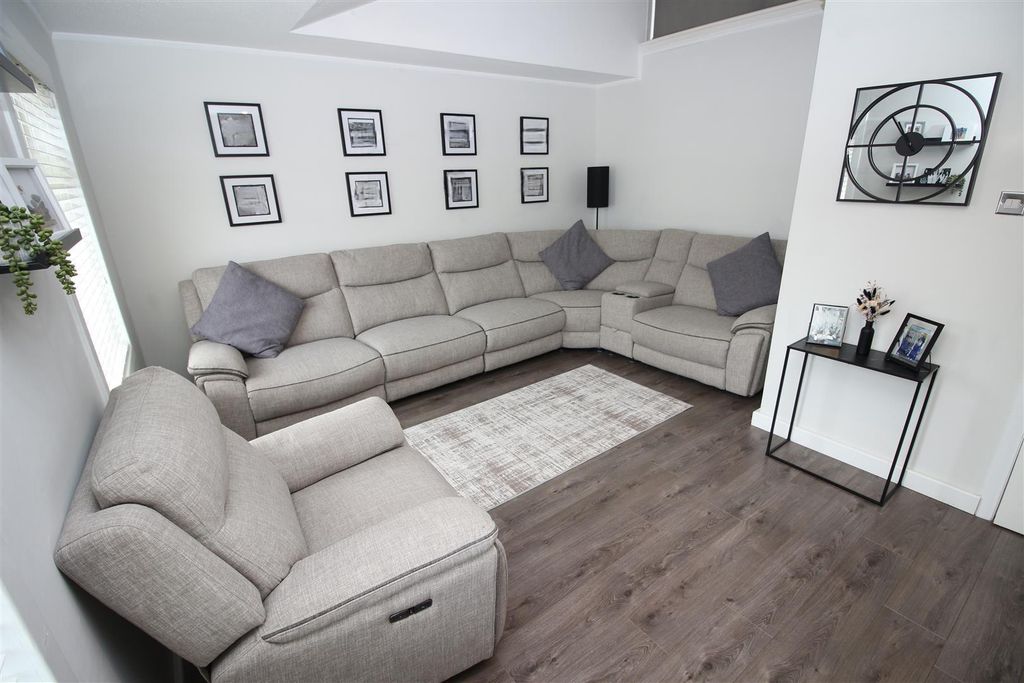 Property photo 2 of 23