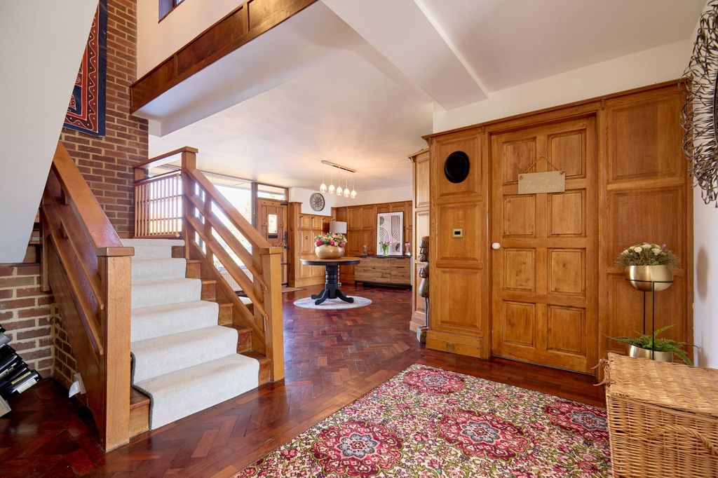Property photo 3 of 81
